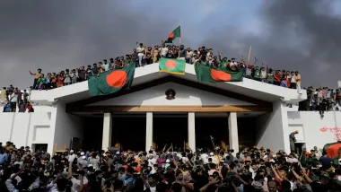 Bangladesh में राजनीतिक संकट से Garment Orders India आ सकते हैं
